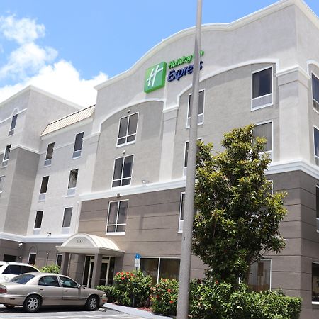 Holiday Inn Express Hotel & Suites Clearwater Us 19 North By Ihg Exteriör bild