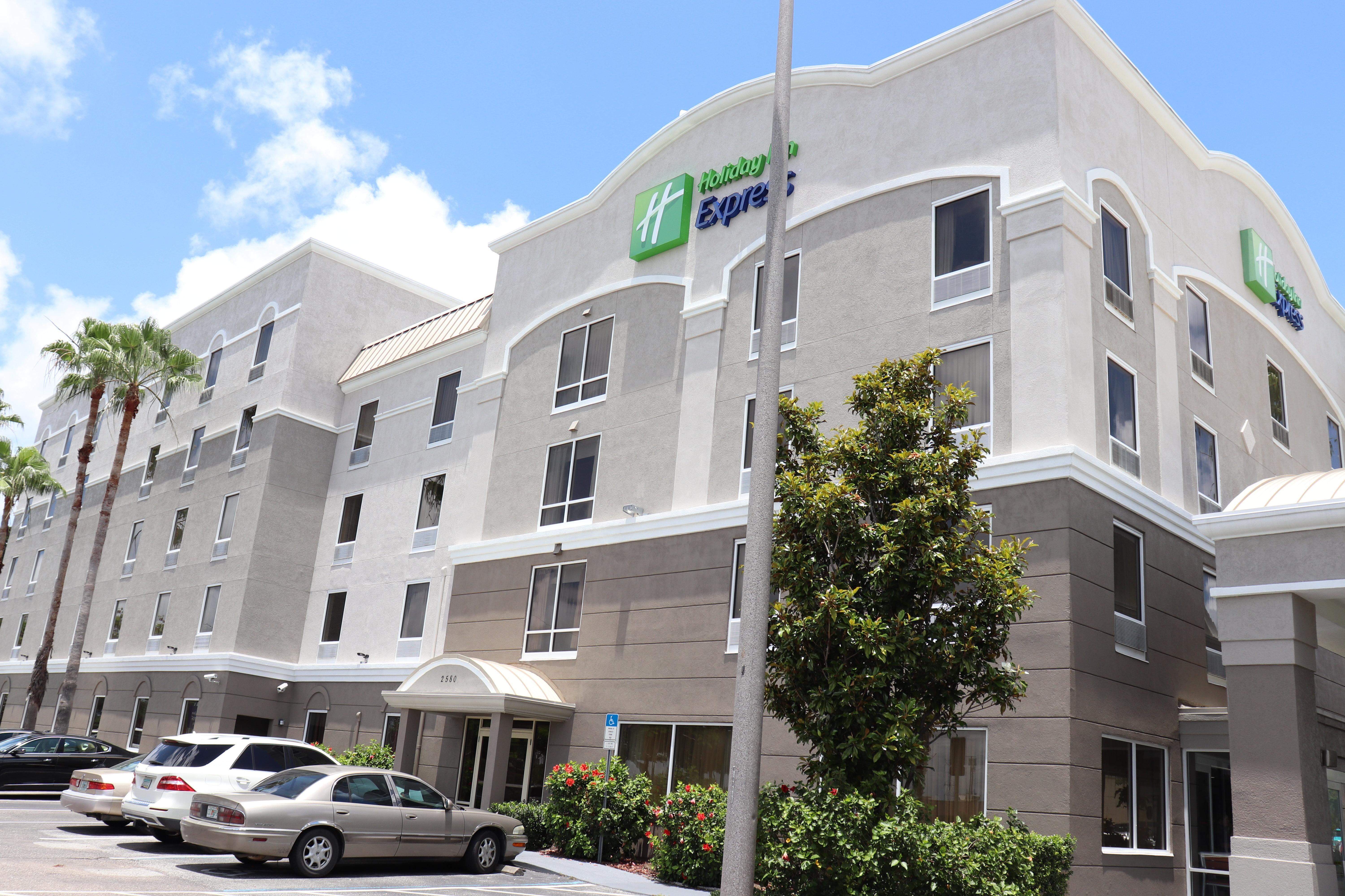 Holiday Inn Express Hotel & Suites Clearwater Us 19 North By Ihg Exteriör bild